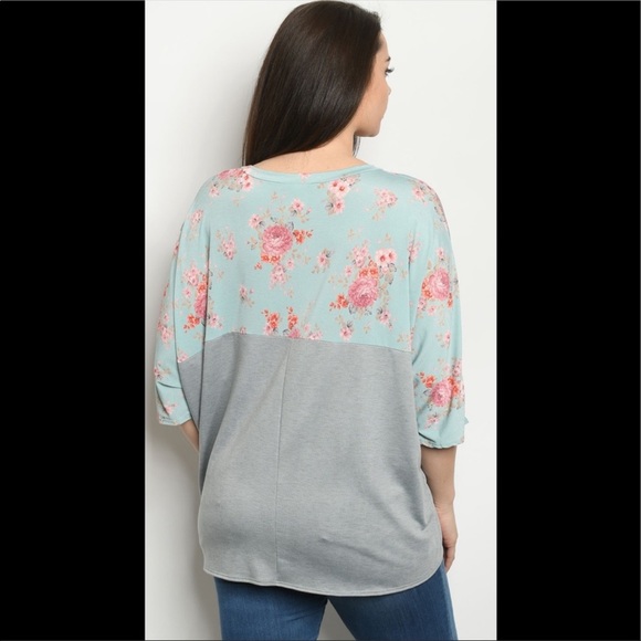 Woman’s Plus size gray floral top 1X, 2X - Picture 3 of 4